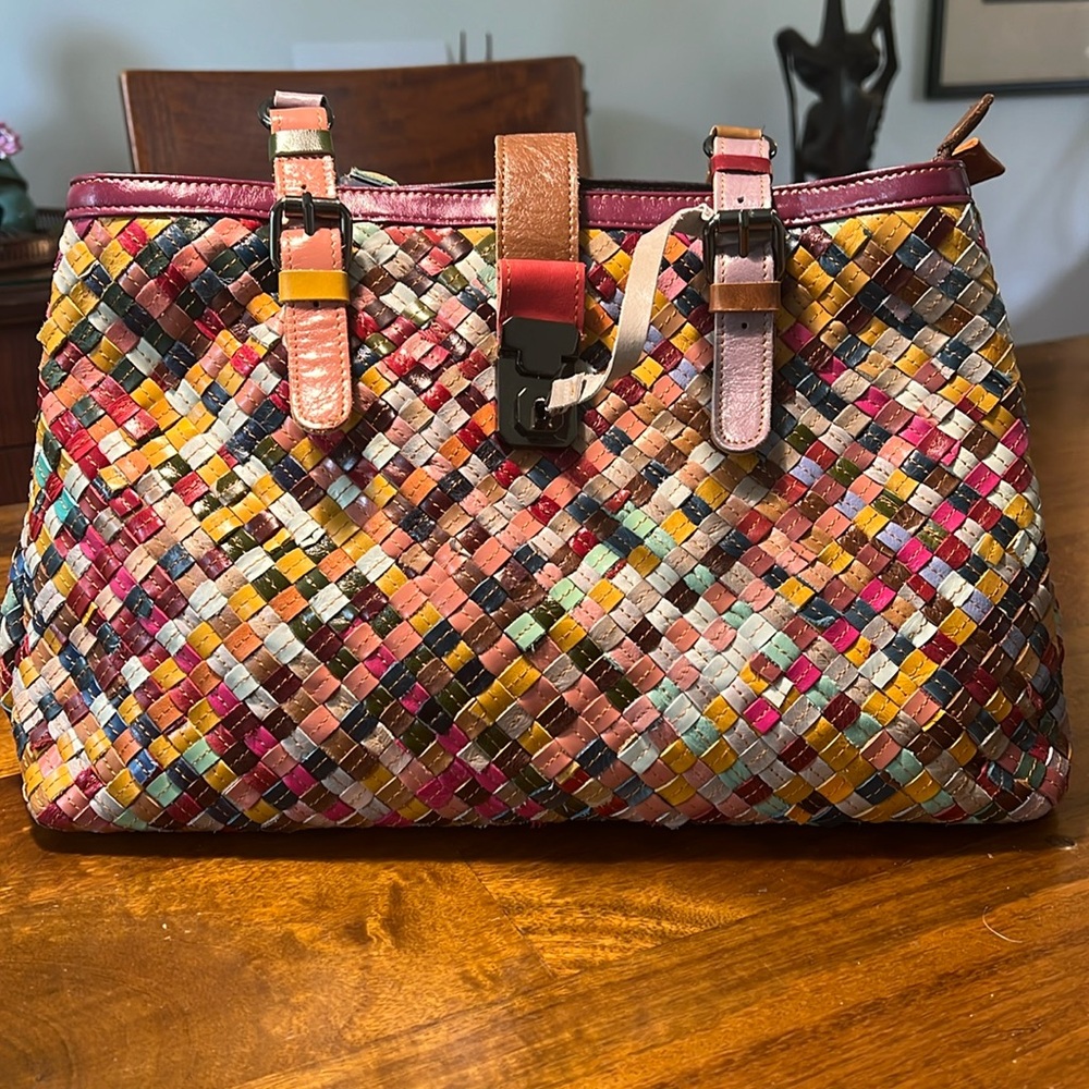 Vintage multicolor woven leather shoulder bag with locking fastener